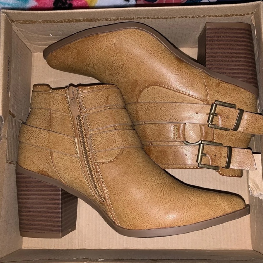 Women tan boot heels